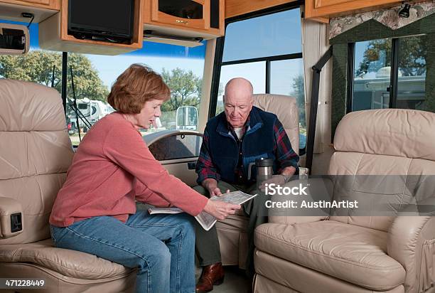 Foto de Pessoas Viajando Do Motorhome e mais fotos de stock de Trailer - Trailer, Aprender, A caminho