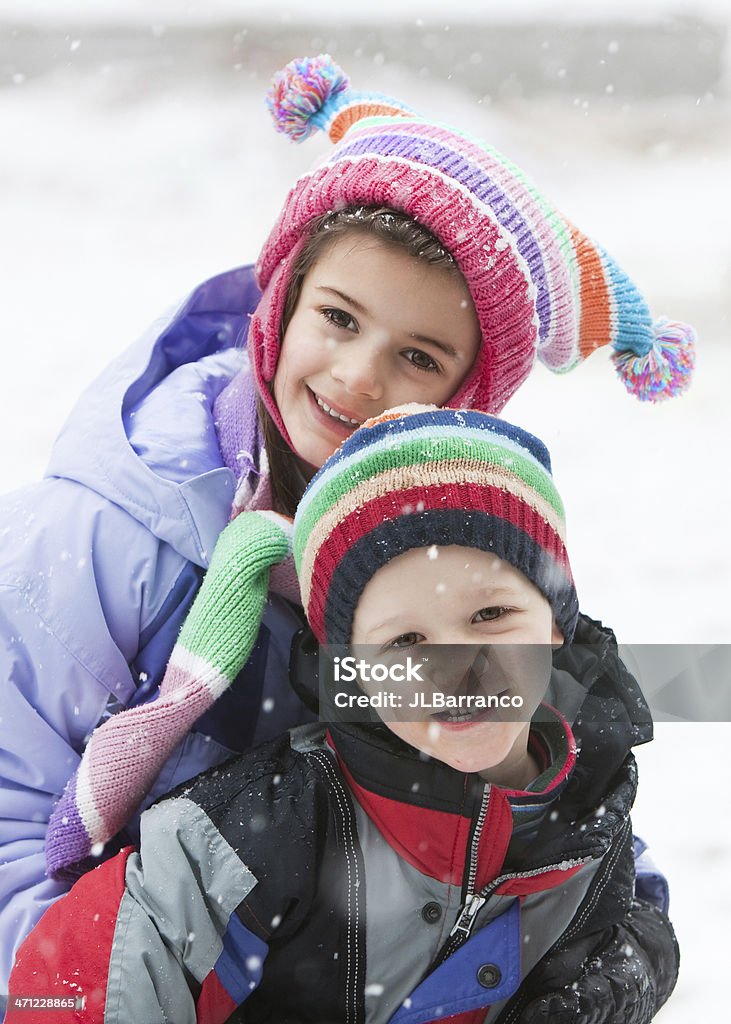 Dwa dzieci w śniegu z dzianiny kapelusze - Zbiór zdjęć royalty-free (4 - 5 lat)
