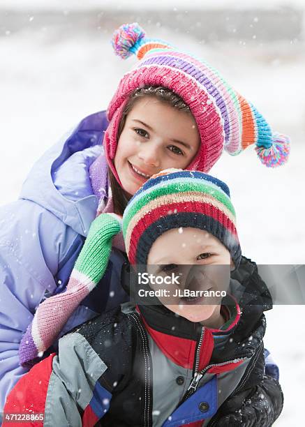 Dwa Dzieci W Śniegu Z Dzianiny Kapelusze - zdjęcia stockowe i więcej obrazów 4 - 5 lat - 4 - 5 lat, 6-7 lat, Bratanek