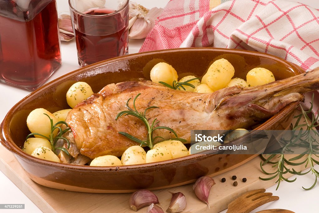 Cucina spagnola. Arrosto di agnello. - Foto stock royalty-free di Arrosto - Cibo cotto