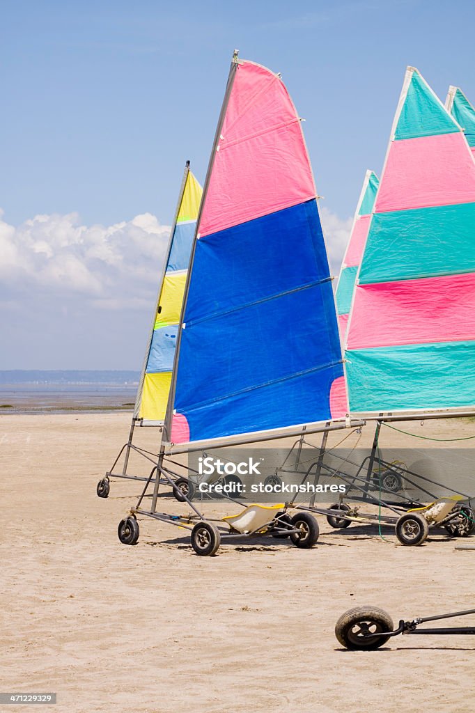 Listo para tierra Yacht - Foto de stock de Velero sobre arena libre de derechos