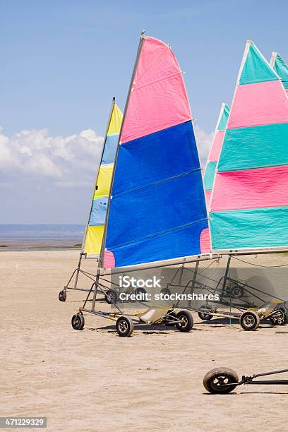 Listo Para Tierra Yacht Foto de stock y más banco de imágenes de Velero sobre arena - Velero sobre arena, Bretaña, Actividad