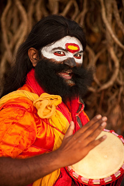 crazy sadhu in indien - bollywood prayer position indian culture indian ethnicity stock-fotos und bilder