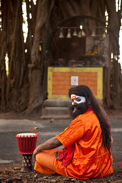 crazy sadhu in indien - bollywood prayer position indian culture indian ethnicity stock-fotos und bilder