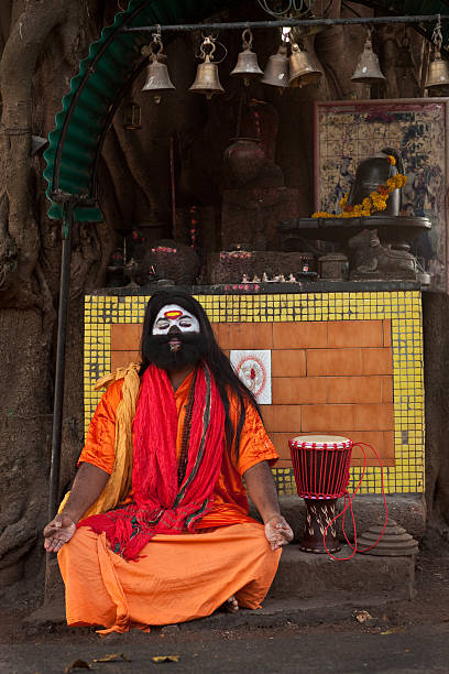 crazy sadhu in indien - bollywood prayer position indian culture indian ethnicity stock-fotos und bilder