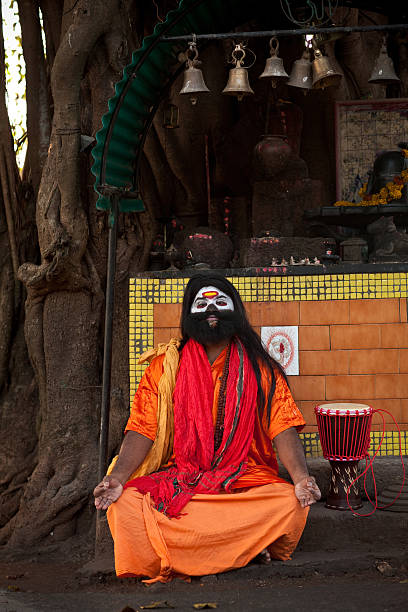 sadhu in indien - bollywood prayer position indian culture indian ethnicity stock-fotos und bilder