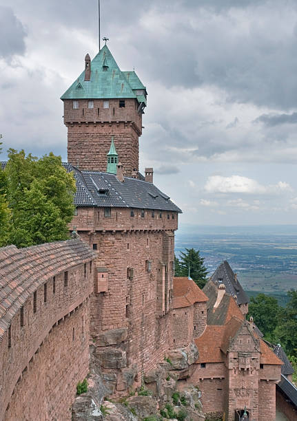 schloss haut-koenigsbourg inmitten in stürmischen ambiente - koenigsbourg stock-fotos und bilder