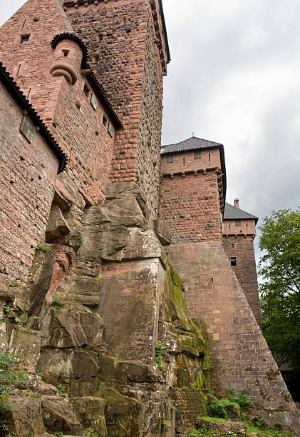 castillo haut koenigsbourg - koenigsburg fotografías e imágenes de stock