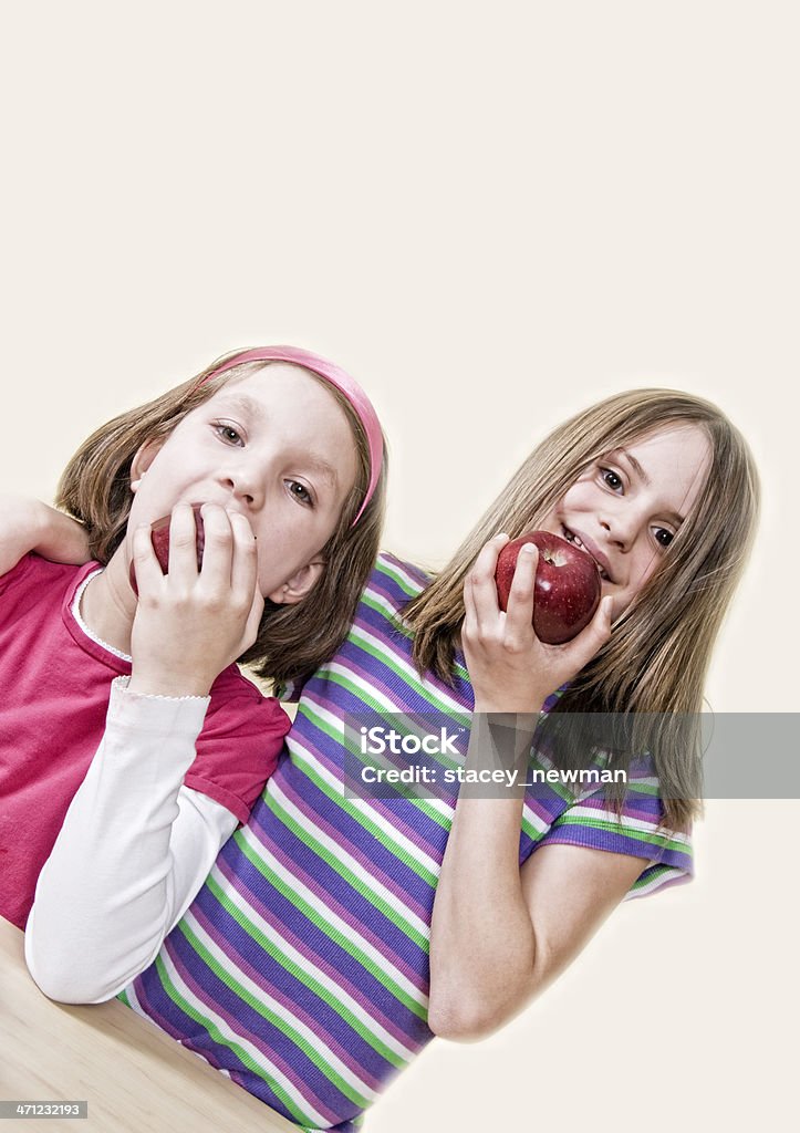 Mejores amigos jóvenes chicas comiendo manzanas, - Foto de stock de Abrazar libre de derechos