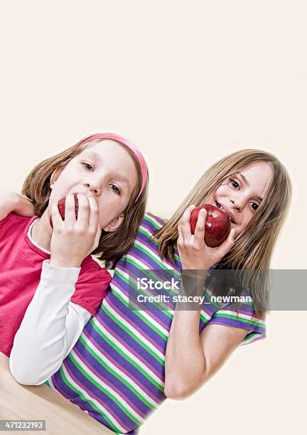 Mejores Amigos Jóvenes Chicas Comiendo Manzanas Foto de stock y más banco de imágenes de Abrazar - Abrazar, Amistad, Amor - Sentimiento