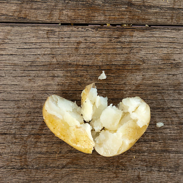 papas preparadas en fondo de madera - smashed potatoes fotografías e imágenes de stock