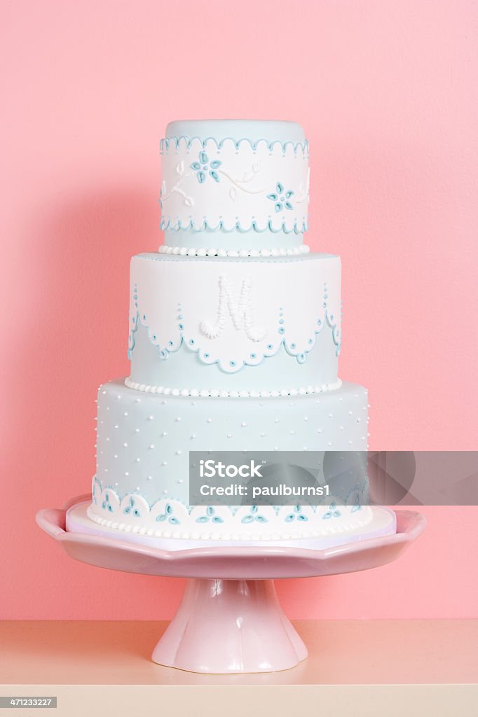 Tre livelli di torta con sfondo rosa - Foto stock royalty-free di Dolce