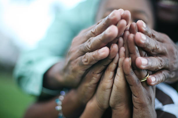 Família de Três orar juntos - foto de acervo