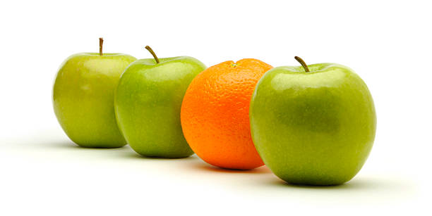 3 つの緑のリンゴとフレッシュなオレンジです。 ストックフォト