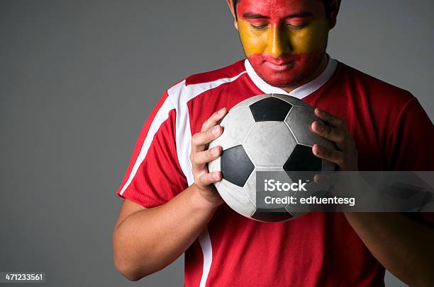 Foto de Fã De Futebol e mais fotos de stock de Bola de Futebol - Bola de Futebol, Carregar, Cultura Espanhola