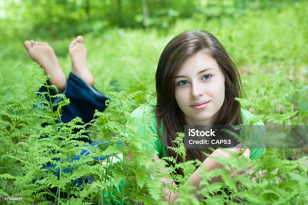 Bellissima giovane donna sdraiata In erba - Foto stock royalty-free di Ambientazione esterna