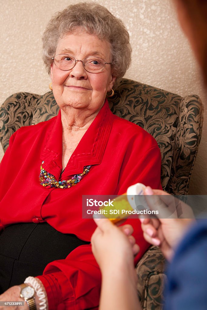 Senior Adulto receber instruções de medicação - Royalty-free Adulto Foto de stock