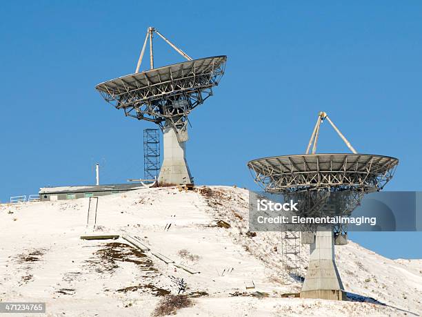 Par De Antena De Radio Observatorio Platos En La Ladera De Una Foto de stock y más banco de imágenes de Aire libre