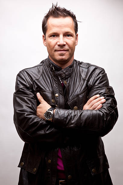 jeune homme en veste en cuir avec bras croisés (studio - sympathic photos et images de collection