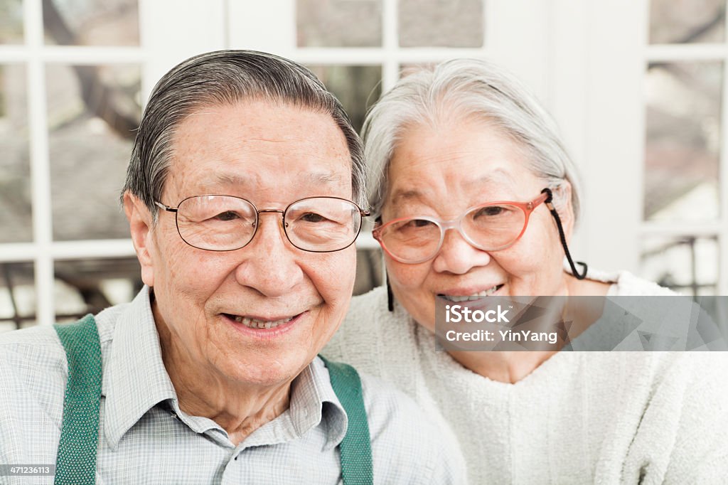 Retrato de la feliz pareja Senior asiática con Windows - Foto de stock de 80-89 años libre de derechos