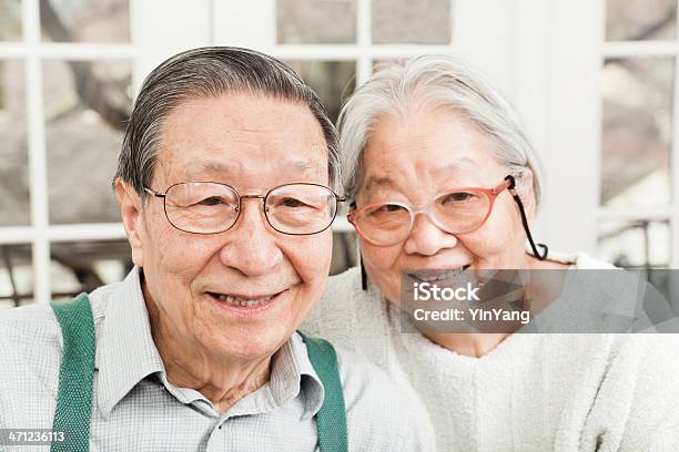인물 행복함 아시아판 선임 커플입니다 By Windows 2명에 대한 스톡 사진 및 기타 이미지 - 2명, 80-89세, 기혼
