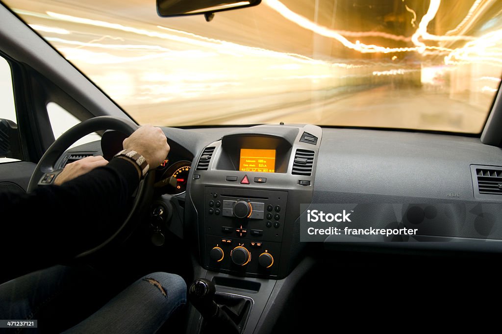 Velocidade rápida diária de carro dirigindo na iluminação de interiores - Foto de stock de Carro royalty-free