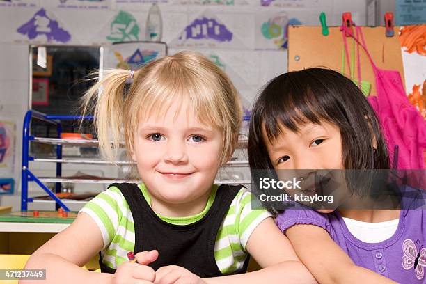 Foto de Pequenas E Amigos e mais fotos de stock de 2-3 Anos - 2-3 Anos, Aluna, Amizade