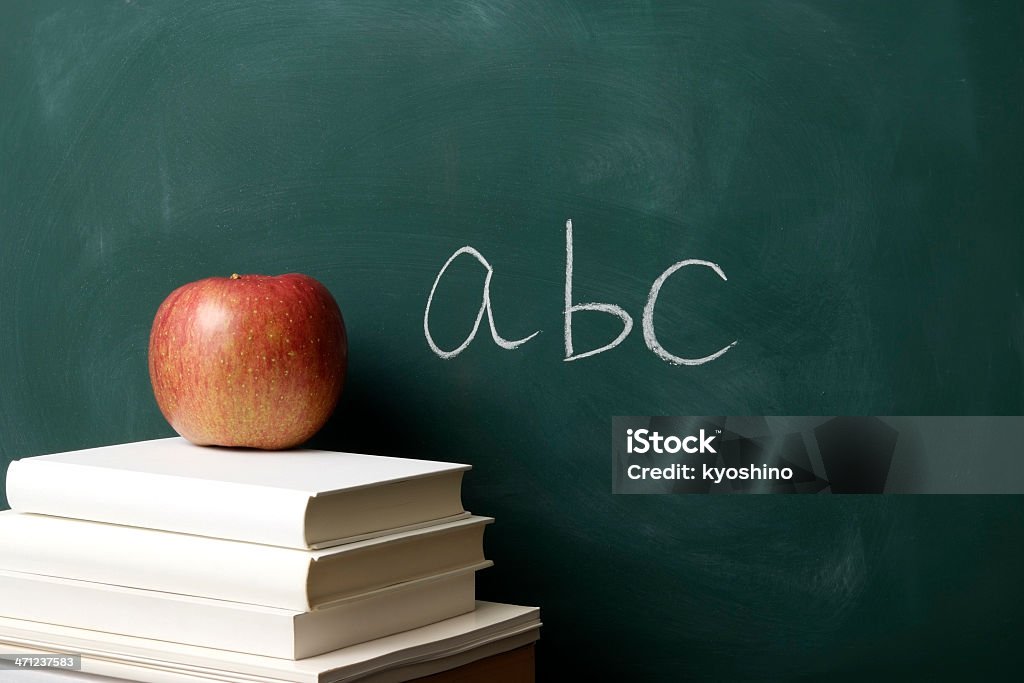 Gestapelte Blanko Bücher gegen Tafel mit Roter Apfel - Lizenzfrei Alphabet Stock-Foto