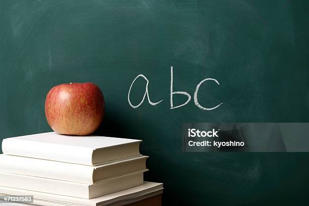 スタックドブランクのブックレッドアップルアゲインスト黒板 - からっぽのストックフォトや画像を多数ご用意 - からっぽ, アルファベット, アルファベット順
