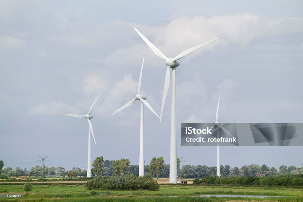 Windpower plant мельницами В ряд - Стоковые фото Вертушка роялти-фри