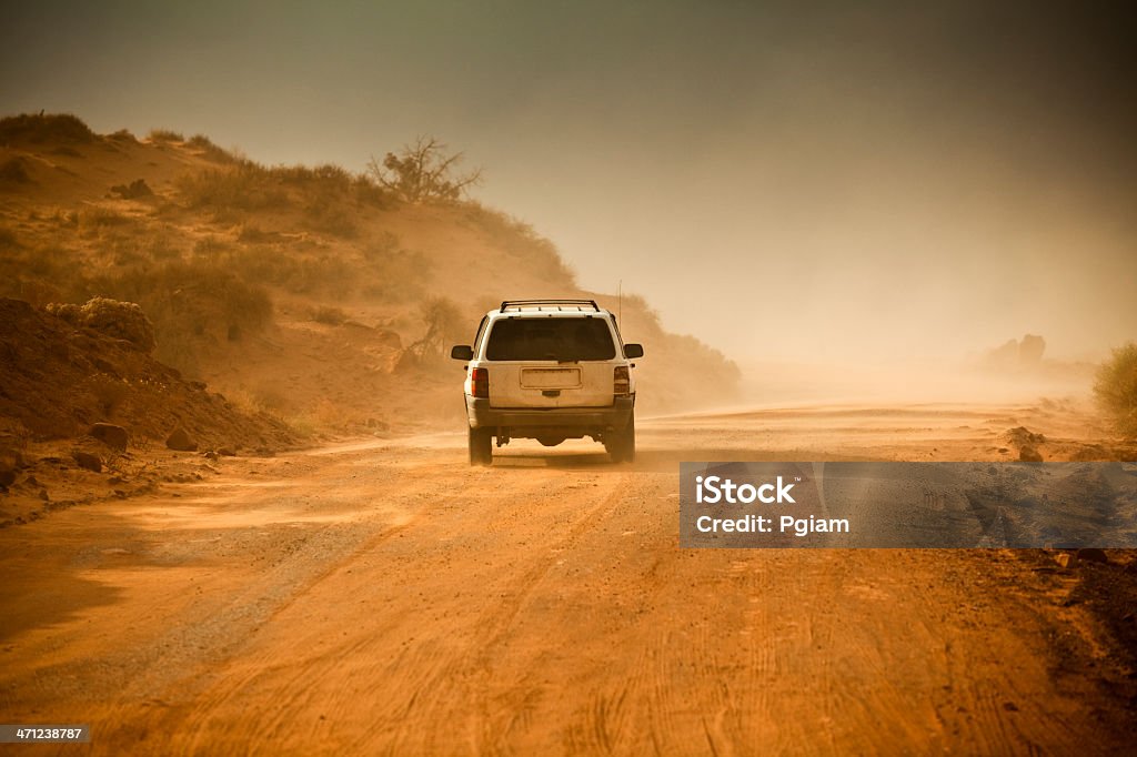 Fora Veículo rodoviário condução ao longo de um caminho de Lama - Royalty-free Carro Foto de stock