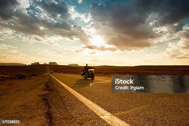 Räder Auf Der Straße Richtung Monument Valley Stockfoto und mehr Bilder von Motorrad - Motorrad, USA, Landschaftspanorama