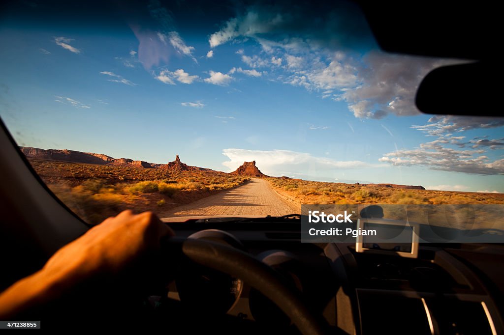 Carro 4 x 4 unidades perto de Valley of the Gods - Royalty-free Camião Foto de stock