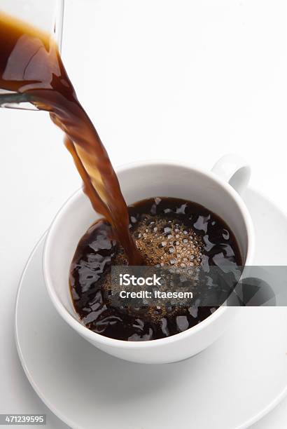 Verter Um Novo Copo De Café - Fotografias de stock e mais imagens de Bebida - Bebida, Bebida Quente, Bolha - Estrutura Física