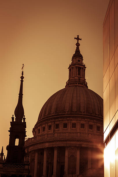 собор св. pauls собор в лондоне на закате - st pauls cathedral travel destinations reflection london england стоковые фото и изображения