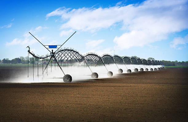 irrigação de rodas no solo agrícola. - commercial sprinkler system imagens e fotografias de stock