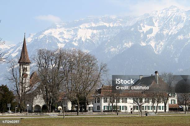 Interlaken W Szwajcarii Gdzie Ośnieżone Berneński Alpy - zdjęcia stockowe i więcej obrazów Alpy