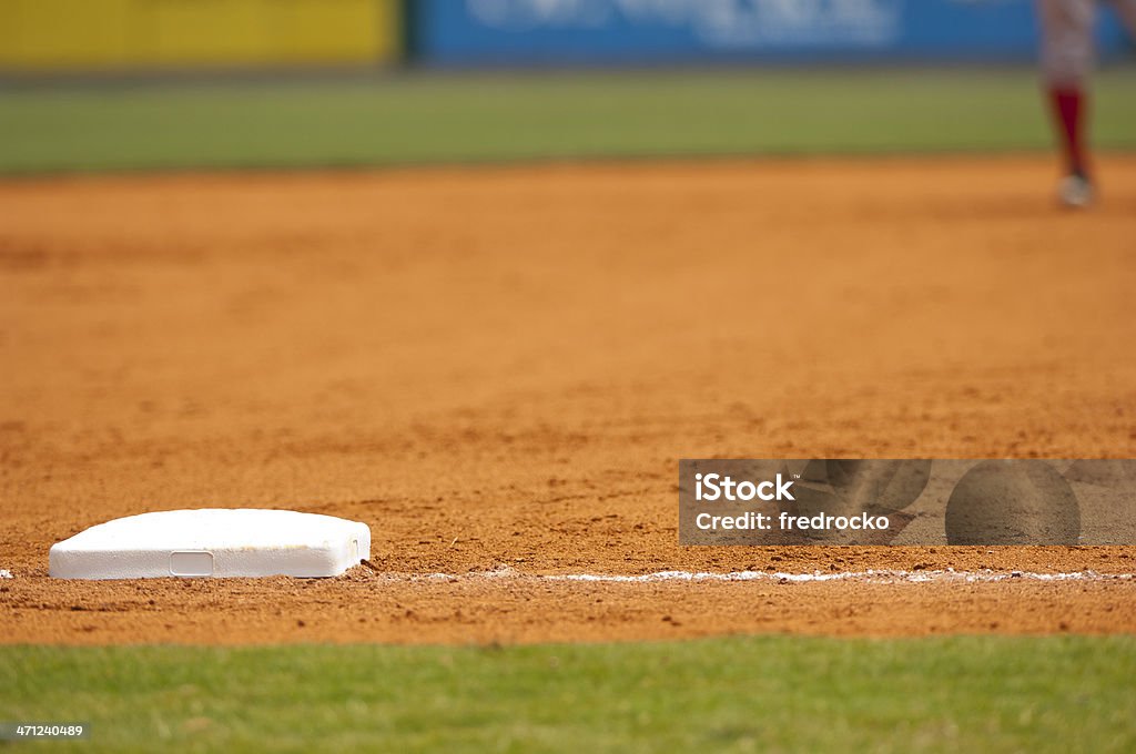 Joueur de Baseball de course de troisième base sur un terrain de Baseball au match de Baseball - Photo de Balle de baseball libre de droits