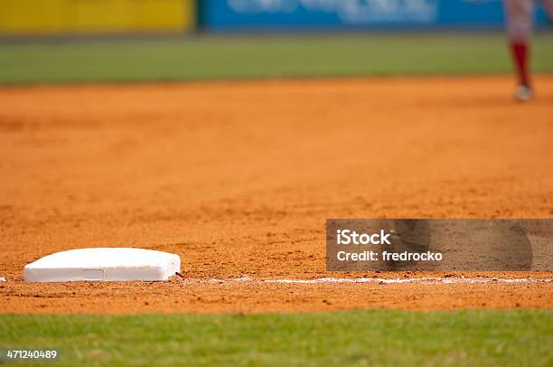 Бейсболист Running В Третьей Base На Бейсбольном Поле На Бейсбольный Матч — стоковые фотографии и другие картинки Бейсбол