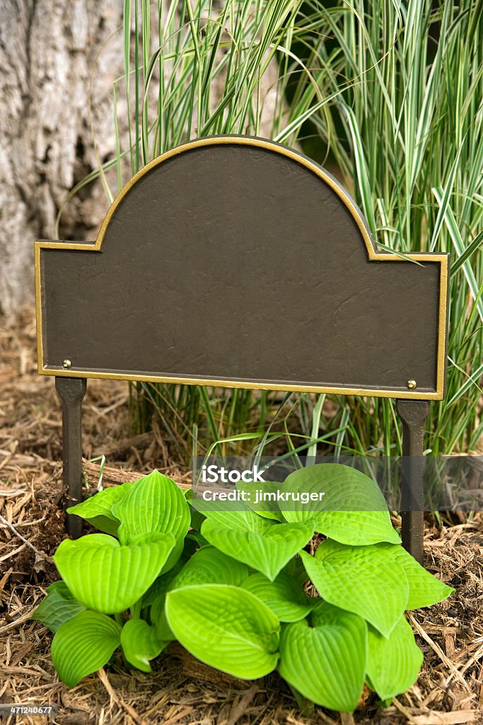 Señal de dirección en el jardín. - Foto de stock de Ajardinado libre de derechos