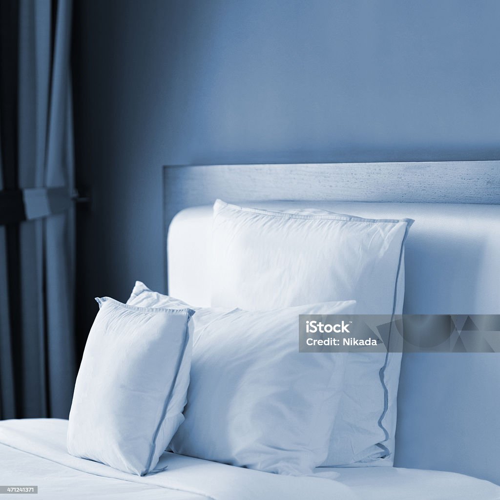 Cuscini richiesti sul letto - Foto stock royalty-free di Albergo