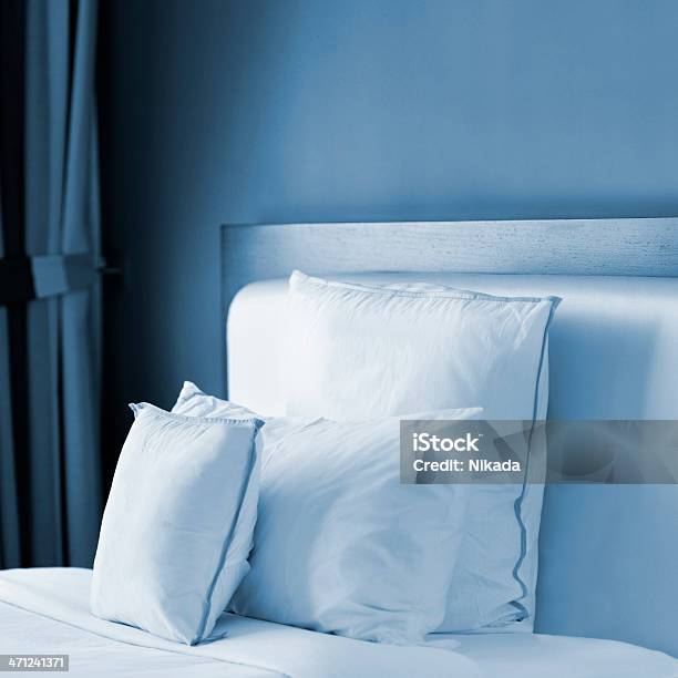 Cuscini Richiesti Sul Letto - Fotografie stock e altre immagini di Albergo - Albergo, Blu, Camera da letto