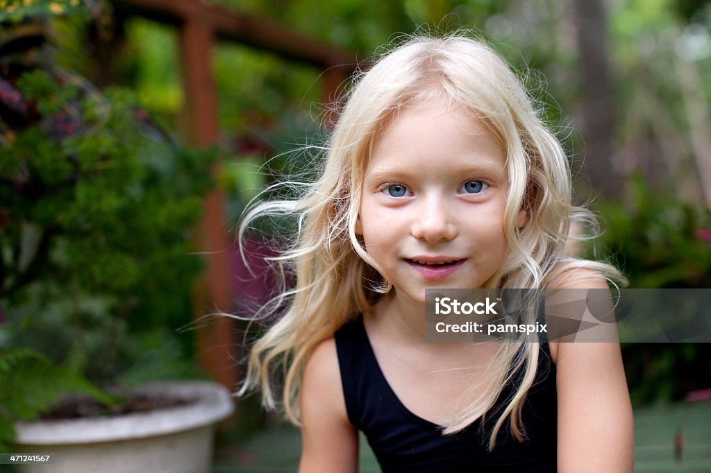 Bellissima bambina sorridente con i capelli lunghi bionda australiano - Foto stock royalty-free di 4-5 anni