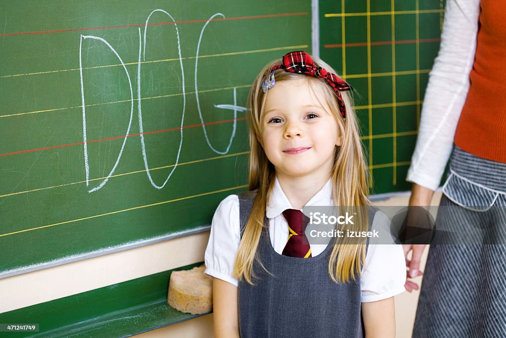 School Girl enorgullece de su redacción, vertical - Foto de stock de Perro libre de derechos