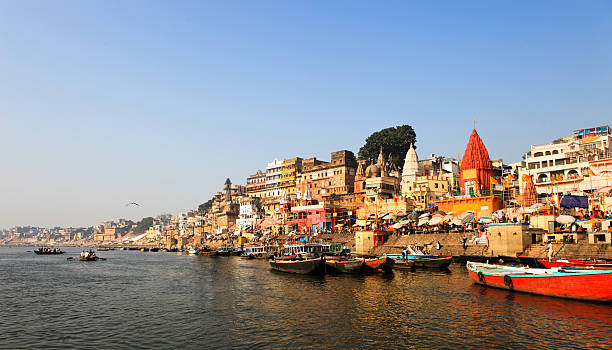 morgen am ganges - morning river ganges river varanasi stock-fotos und bilder