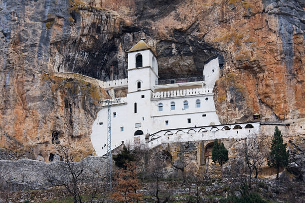 mosteiro de ostrog - ostrog - fotografias e filmes do acervo