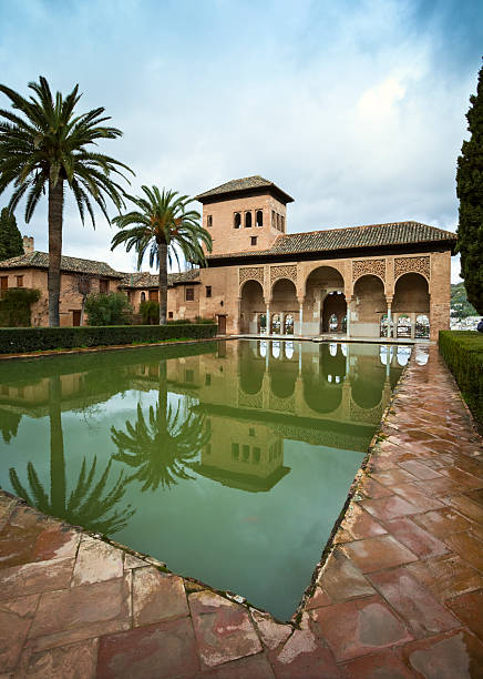 palácio de alhambra partal no complexo - partal - fotografias e filmes do acervo