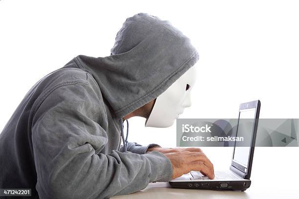 Człowiek Z Maski I Kaptur Korzystając Z Komputera Internet Koncepcja Bezpieczeństwa - zdjęcia stockowe i więcej obrazów Haker komputerowy