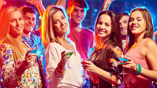 parti mentre giovani - nightlife party group of people martini foto e immagini stock