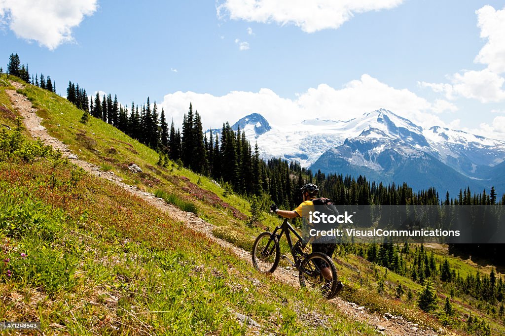 Mountain biker empurrando sua bicicleta, íngremes. - Foto de stock de Ciclismo royalty-free